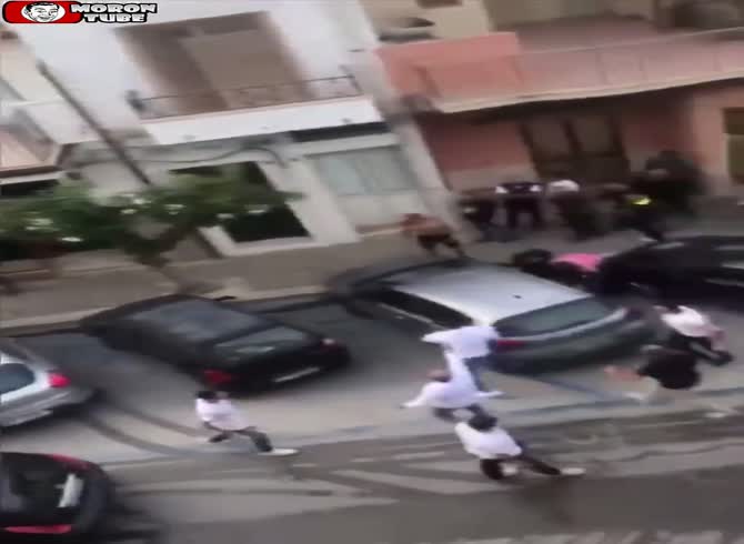 Video: Two Africans make an unsuccessful effort to rob Sicilians